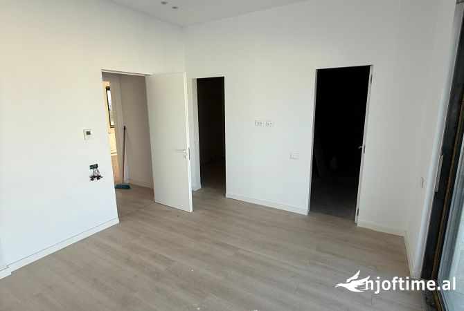 Shtepi ne shitje Apartament ne Tirane, 3+1, Mobilimi Pjeserisht e mobiluar, Pagesa 430,000  Euro.