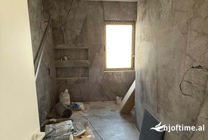 Shtepi ne shitje Apartament ne Tirane, 3+1, Mobilimi Pjeserisht e mobiluar, Pagesa 430,000  Euro.