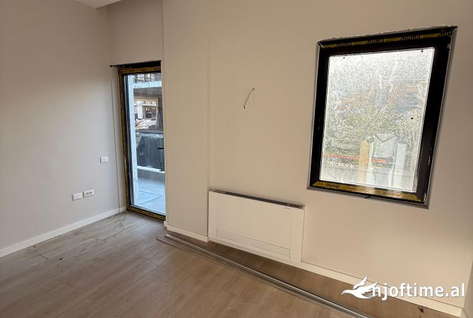 Shtepi ne shitje Apartament ne Tirane, 3+1, Mobilimi Pjeserisht e mobiluar, Pagesa 430,000  Euro.