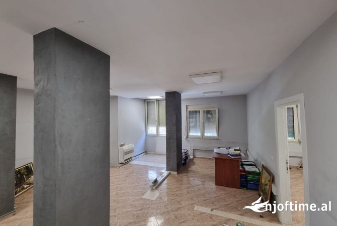 Ambient biznesi me qera 3+1 ne Tirane - 500 Euro