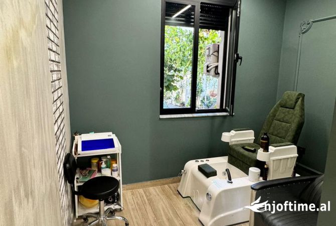 Ambient biznesi me qera 3+1 ne Tirane - 2,200 Euro