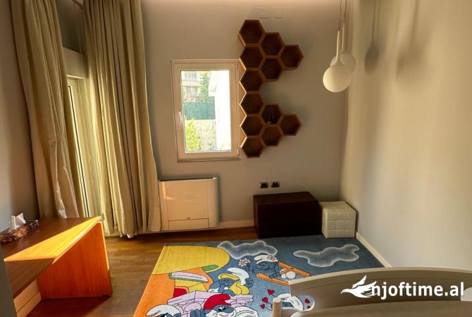 Shtepi me qera Apartament ne Tirane, 3+1, Mobilimi E mobiluar, Pagesa 1,100  Euro.