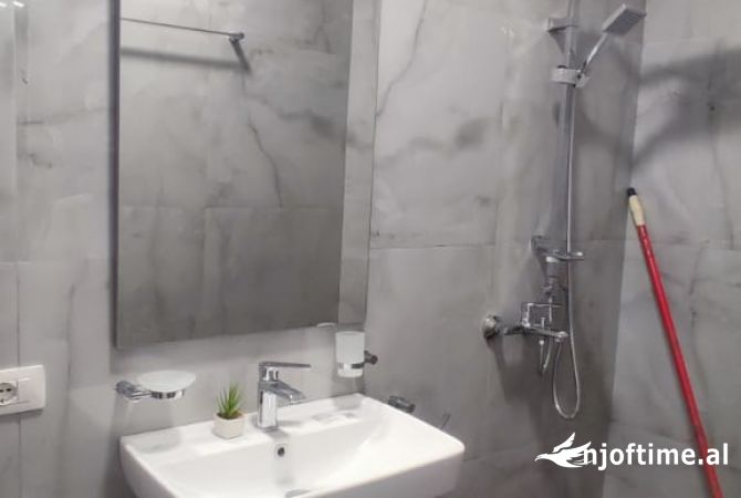 Shtepi ne shitje Apartament ne Tirane, Garsoniere, Mobilimi E mobiluar, Pagesa 82,000  Euro.