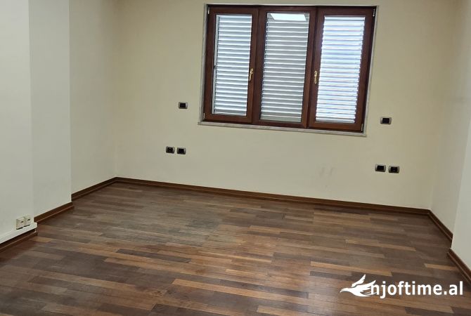 Ambient biznesi me qera 3+1 ne Tirane - 2,000 Euro