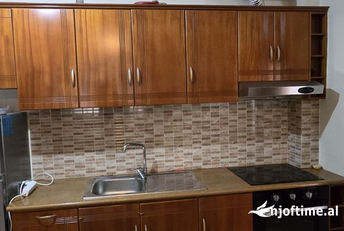 Shtepi me qera Apartament ne Tirane, 2+1, Mobilimi E mobiluar, Pagesa 700  Euro.