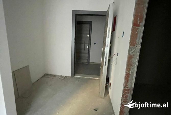 Shtepi ne shitje Apartament ne Tirane, 2+1, Mobilimi Bosh, pa mobiluar, Pagesa 191,000  Euro.