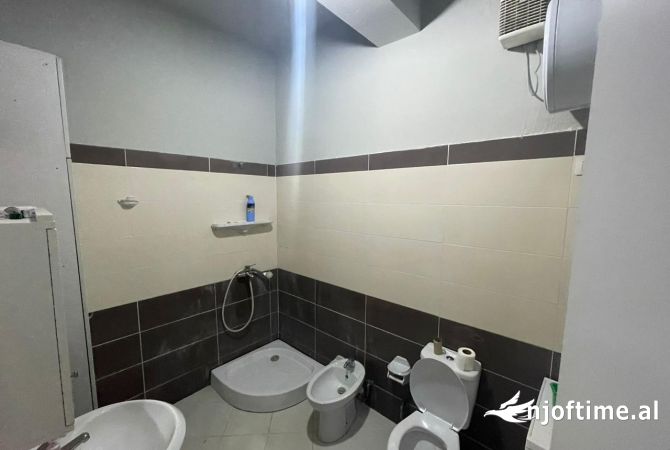 Shtepi ne shitje Apartament ne Tirane, 2+1, Mobilimi E mobiluar, Pagesa 150,000  Euro.