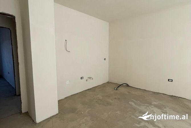 Shtepi ne shitje Apartament ne Tirane, 2+1, Mobilimi Bosh, pa mobiluar, Pagesa 177,500  Euro.