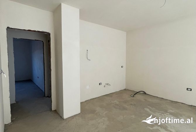Shtepi ne shitje Apartament ne Tirane, 2+1, Mobilimi Bosh, pa mobiluar, Pagesa 177,500  Euro.