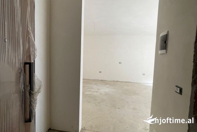 Shtepi ne shitje Apartament ne Tirane, 2+1, Mobilimi Bosh, pa mobiluar, Pagesa 177,500  Euro.