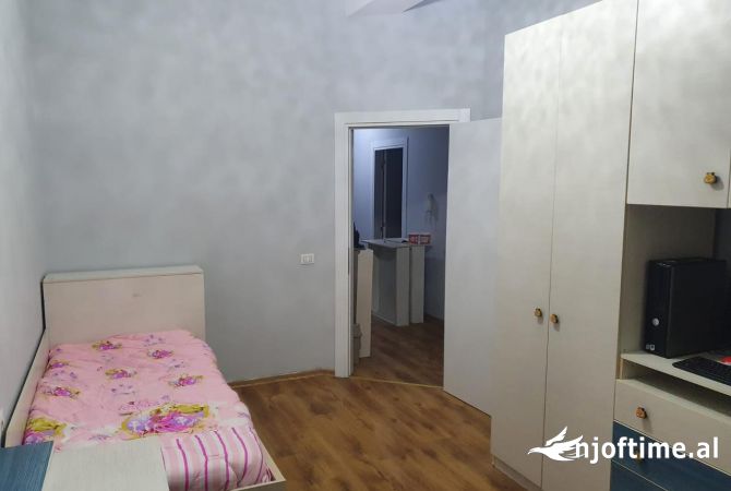 Shtepi ne shitje Apartament ne Tirane, 2+1, Mobilimi E mobiluar, Pagesa 150,000  Euro.