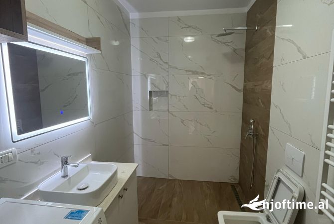 Shtepi ne shitje Apartament ne Tirane, 2+1, Mobilimi E mobiluar, Pagesa 156,000  Euro.