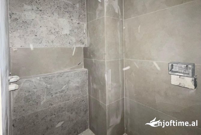 Shtepi ne shitje Apartament ne Tirane, 2+1, Mobilimi Bosh, pa mobiluar, Pagesa 244,200  Euro.