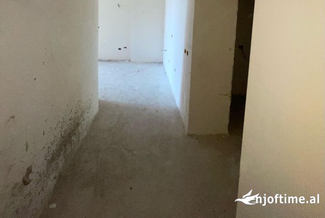 Shtepi ne shitje Apartament ne Tirane, 2+1, Mobilimi Bosh, pa mobiluar, Pagesa 244,200  Euro.