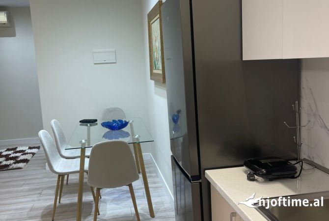 Shtepi me qera Apartament ne Tirane, 1+1, Mobilimi E mobiluar, Pagesa 1,000  Euro.