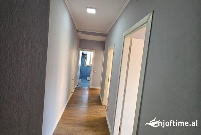 Shtepi ne shitje Apartament ne Tirane, 2+1, Mobilimi Bosh, pa mobiluar, Pagesa 145,000  Euro.