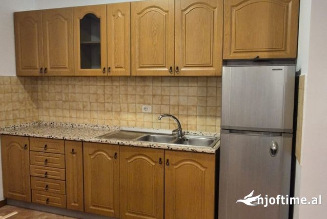 Shtepi me qera Apartament ne Tirane, 3+1, Mobilimi E mobiluar, Pagesa 1,100  Euro.