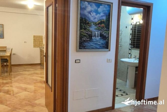 Shtepi me qera Apartament ne Tirane, 3+1, Mobilimi E mobiluar, Pagesa 1,100  Euro.