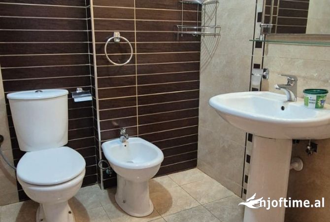 Shtepi me qera Apartament ne Tirane, 3+1, Mobilimi E mobiluar, Pagesa 1,100  Euro.