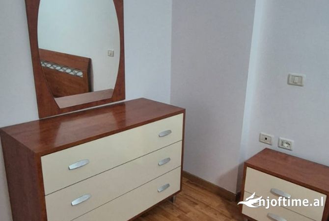 Shtepi me qera Apartament ne Tirane, 3+1, Mobilimi E mobiluar, Pagesa 1,100  Euro.