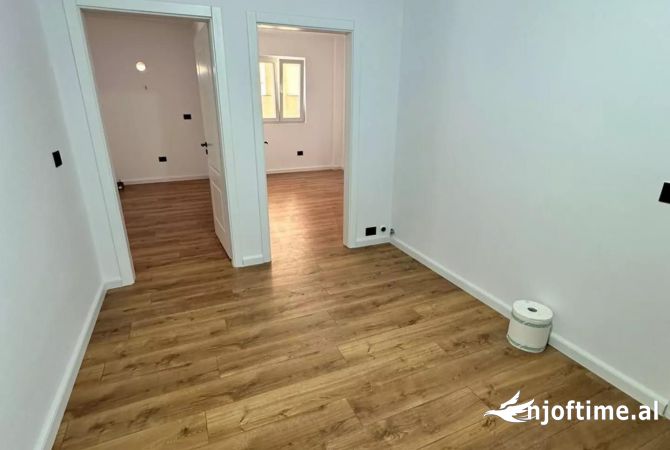 Shtepi ne shitje Apartament ne Tirane, 2+1, Mobilimi Bosh, pa mobiluar, Pagesa 160,000  Euro.