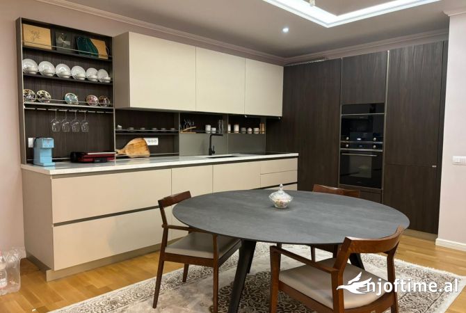 Shtepi ne shitje Apartament ne Tirane, 3+1, Mobilimi E mobiluar, Pagesa 360,000  Euro.
