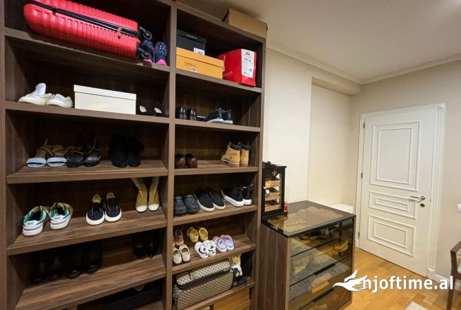 Shtepi ne shitje Apartament ne Tirane, 3+1, Mobilimi E mobiluar, Pagesa 360,000  Euro.