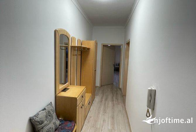 Shtepi ne shitje Apartament ne Tirane, 1+1, Mobilimi E mobiluar, Pagesa 180,000  Euro.