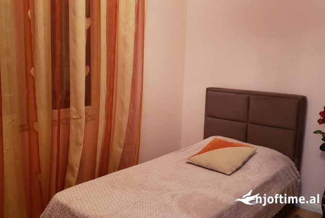 Shtepi me qera Duplex(shtepi me 2 kate) ne Tirane, 3+1, Mobilimi E mobiluar, Pagesa 700  Euro.