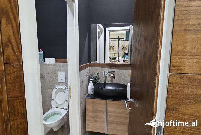 Ambient biznesi me qera 3+1 ne Tirane - 1,700 Euro