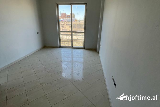 Shtepi ne shitje Apartament ne Tirane, 1+1, Mobilimi Bosh, pa mobiluar, Pagesa 110,000  Euro.