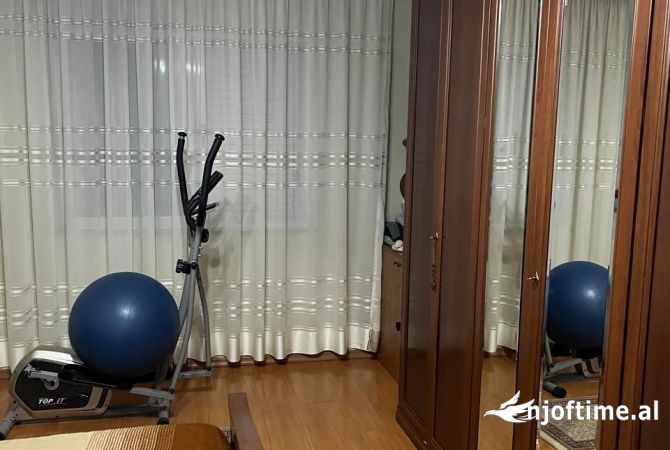 Shtepi me qera Apartament ne Tirane, 2+1, Mobilimi E mobiluar, Pagesa 800  Euro.