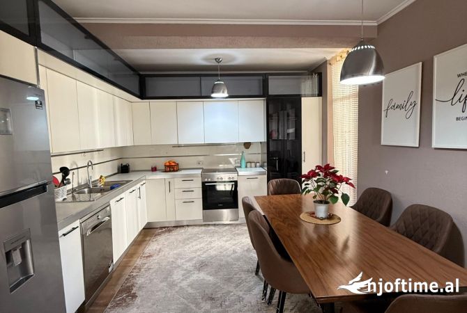 Shtepi ne shitje Apartament ne Tirane, 3+1, Mobilimi E mobiluar, Pagesa 310,000  Euro.