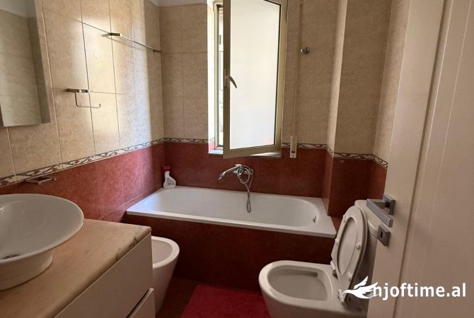 Shtepi ne shitje Apartament ne Tirane, 3+1, Mobilimi E mobiluar, Pagesa 310,000  Euro.