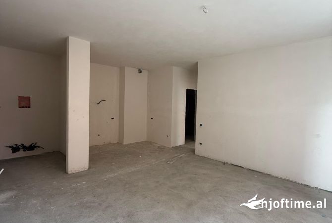 Shtepi ne shitje Apartament ne Tirane, 2+1, Mobilimi Bosh, pa mobiluar, Pagesa 345,000  Euro.