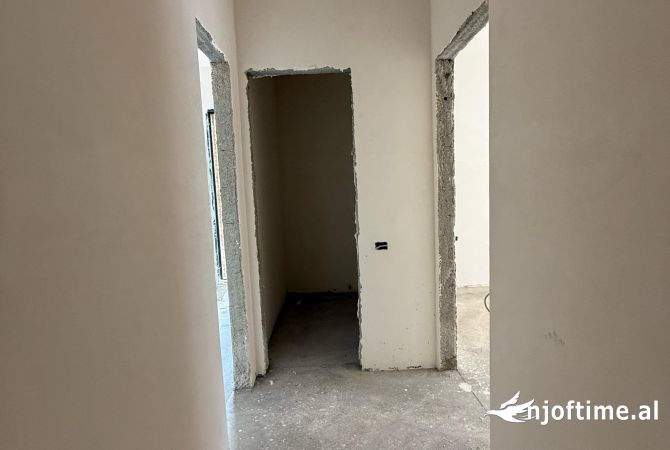 Shtepi ne shitje Apartament ne Tirane, 2+1, Mobilimi Bosh, pa mobiluar, Pagesa 345,000  Euro.