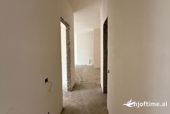 Shtepi ne shitje Apartament ne Tirane, 2+1, Mobilimi Bosh, pa mobiluar, Pagesa 345,000  Euro.