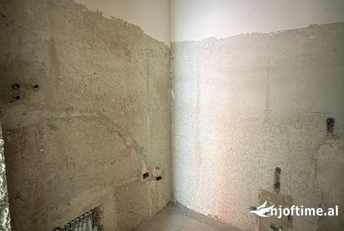 Shtepi ne shitje Apartament ne Tirane, 2+1, Mobilimi Bosh, pa mobiluar, Pagesa 345,000  Euro.