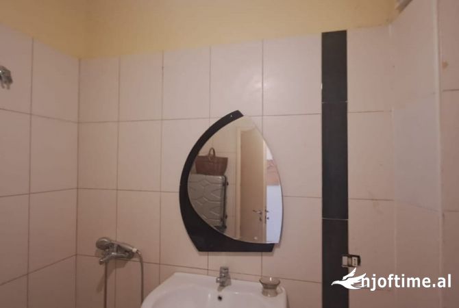 Shtepi ne shitje Apartament ne Tirane, 1+1, Mobilimi Pjeserisht e mobiluar, Pagesa 68,000  Euro.