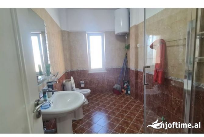 Shtepi ne shitje Apartament ne Tirane, 2+1, Mobilimi E mobiluar, Pagesa 160,000  Euro.