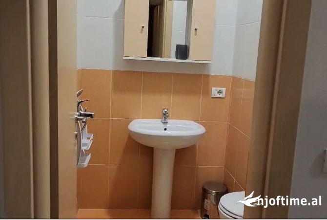 Shtepi me qera Apartament ne Tirane, 2+1, Mobilimi E mobiluar, Pagesa 800  Euro.