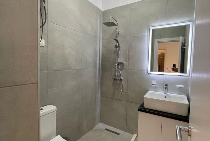 Shtepi ne shitje Apartament ne Tirane, 1+1, Mobilimi E mobiluar, Pagesa 93,000  Euro.