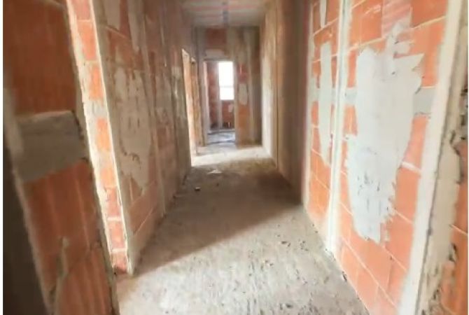 Shtepi ne shitje Apartament ne Tirane, 2+1, Mobilimi Bosh, pa mobiluar, Pagesa 133,000  Euro.