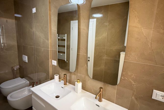 Shtepi ne shitje Apartament ne Tirane, 4+1, Mobilimi E mobiluar, Pagesa 700,000  Euro.