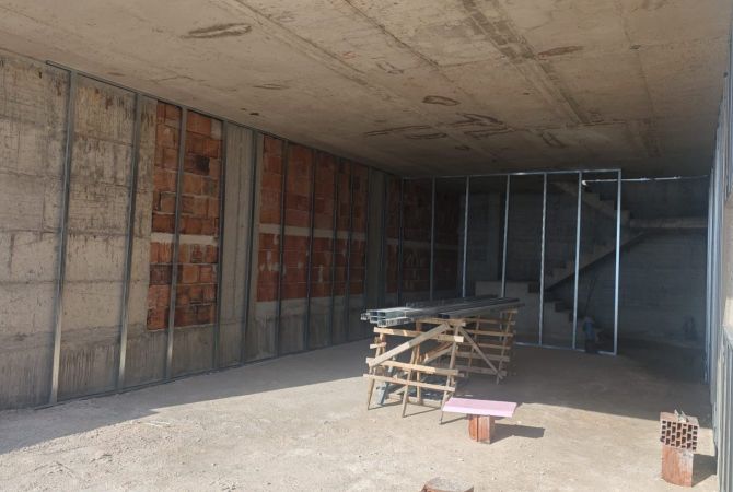 Shtepi ne shitje Vila Luksoze ne Vlore, 6+1, Mobilimi Bosh, pa mobiluar, Pagesa 1,000,000  Euro.