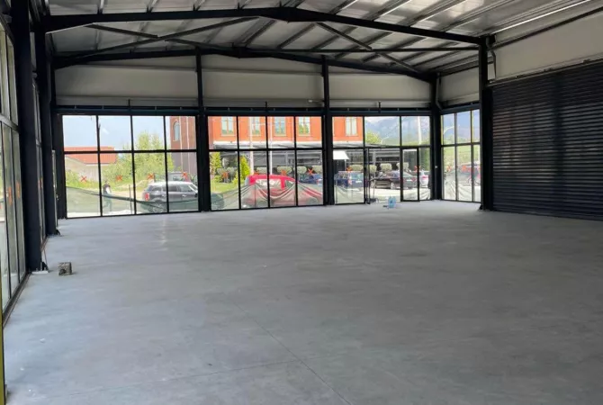 Ambiente Commerciale in Affitto 4+1 a Tirana - 2,000 Euro