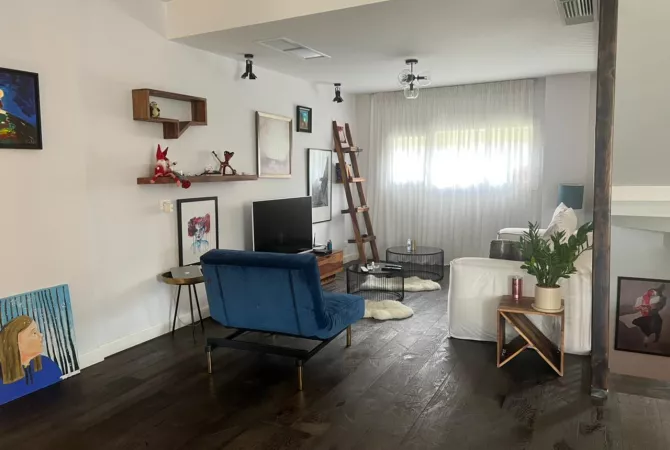 Shtepi me qera Vila Luksoze ne Tirane, 3+1, Mobilimi E mobiluar, Pagesa 3,500  Euro.