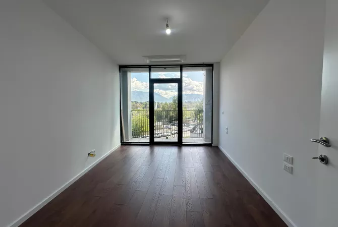 Ambient biznesi me qera 3+1 ne Tirane - 1,300 Euro