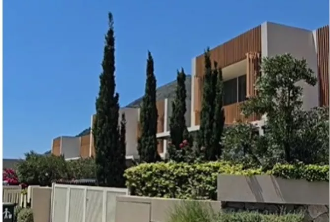 Shtepi ne shitje Vila Luksoze ne Vlore, 3+1, Mobilimi E mobiluar, Pagesa 1,300,000  Euro.