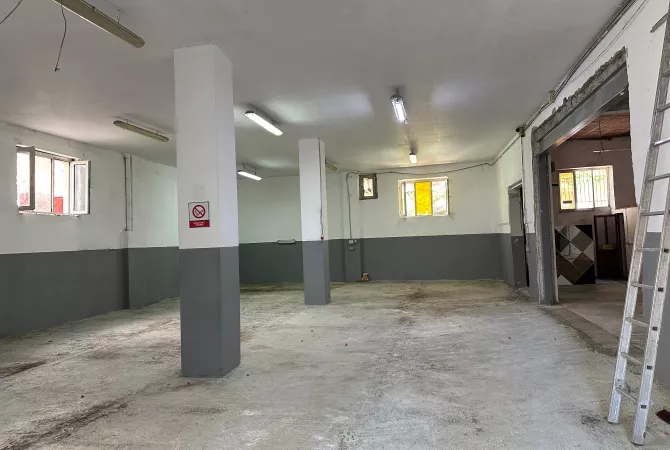 Ambiente Commerciale in Affitto 3+1 a Tirana - 2,000 Euro